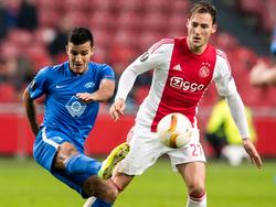Harmeet Singh (l.) werkt de bal onder druk van Nemanja Gudelj weg tijdens de Europa League-wedstrijd Ajax - Molde FK. (10-12-2015)