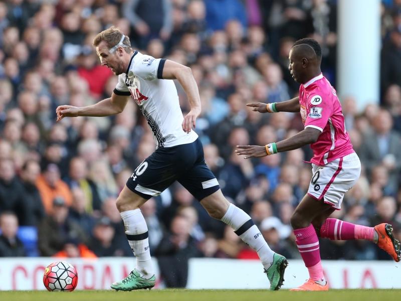 Harry Kane (l.) snelt langs Max Gradel van Bournemouth. Tottenham moet op het eigen White Hart Lane winnen van de bezoekers. (20-03-2016)