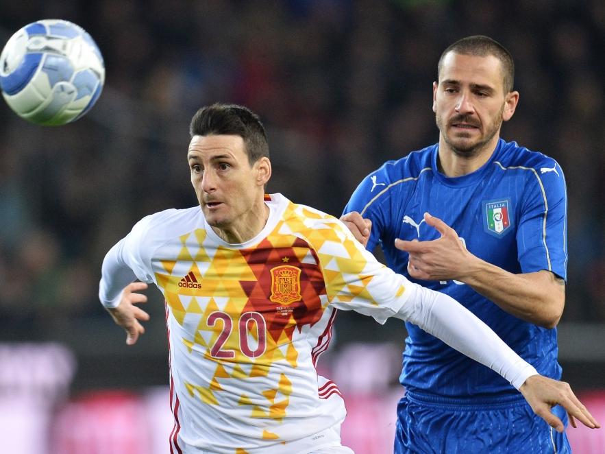 Aduriz (l.) rettete Spanien ein Remis gegen Italien