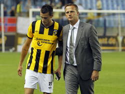 Julian Jenner (l.) wordt emotioneel ondersteund door John van den Brom na de wedstrijd tegen sc Heerenveen. (01-10-2011)