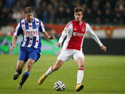 Lucas Andersen (r.) heeft Joey van den Berg in de nek hangen tijdens Ajax - sc Heerenveen, maar de Deen blijft kalm aan de bal. (22-11-2014)