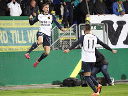 Mats Seuntjens (l.) is zo blij met zijn doelpunt tegen Fortuna Sittard dat hij spontaan begint te vliegen. Adnane Tighadouini aanschouwt het wonder. (28-10-2014)