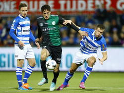 Eric Botteghin (m.) is sterk aan de bal en weet in het duel PEC Zwolle - FC Groningen Ben Rienstra (l.) en Tomáš Necid van zich af te houden. (08-11-2014)