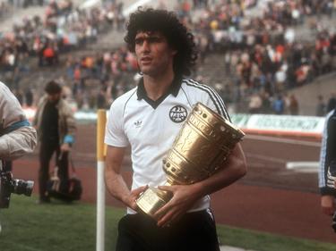 Bruno Pezzey als stolzer DFB-Pokalsieger