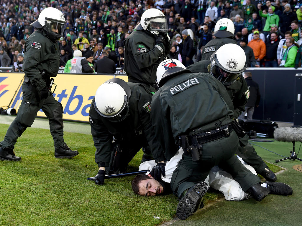 La policía alemana detiene a un seguidor del Colonia. (Foto: Getty)