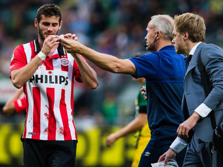 PSV'er Gastón Pereiro (l.) wordt geholpen aan een neusblessure tijdens het competitieduel ADO Den Haag - PSV. (11-08-2015)