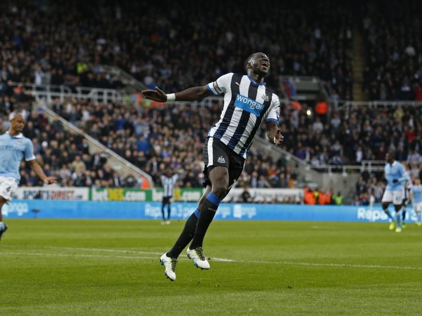 Moussa Sissoko baalt nadat hij voor Newcastle United een kans heeft gemist tegen Manchester City in de Premier League. (19-04-2016)