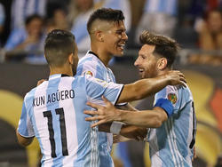 Messi (dcha.) celebra con Rojo (ctro.) y Agüero un gol en Copa América. (Foto: Getty)