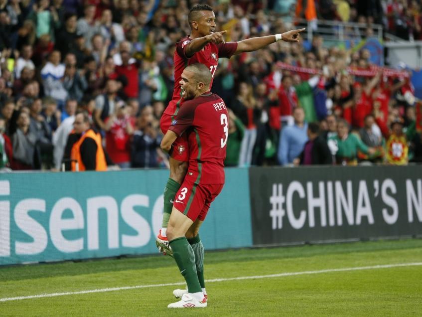 Pepe (r.) tilt Nani (l.) op, die na een halfuur spelen Portugal in de EK-groepswedstrijd op 1-0 zet tegen IJsland. (14-06-2016)