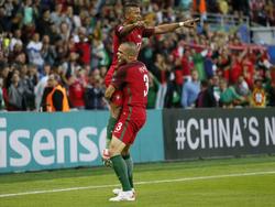 Pepe (r.) tilt Nani (l.) op, die na een halfuur spelen Portugal in de EK-groepswedstrijd op 1-0 zet tegen IJsland. (14-06-2016)