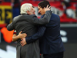 Rudi Völler (l.) und Roger Schmidt möchten sich gern die Dienste von Alexander Dragović sichern