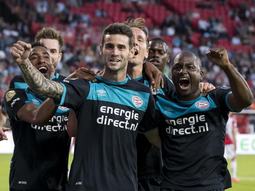 PSV viert de 1-2 van Gastón Pereiro (centraal) tijdens het competitieduel FC Utrecht - PSV (06-08-2016).