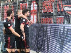 Los jugadores del Milan se acercan a sus aficionados para celebrar un tanto. (Foto: Getty)