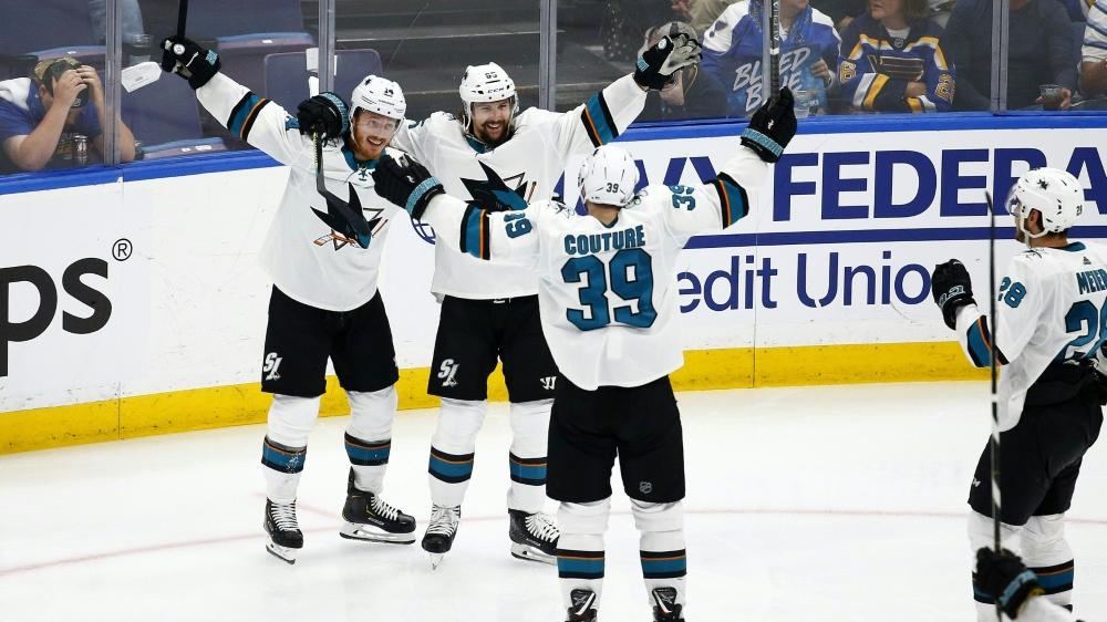 Erik Karlsson (2.v.l) machte gegen die St. Louis Blues alles klar Erik Karlsson (2.v.l) machte gegen die St. Louis Blues alles klar