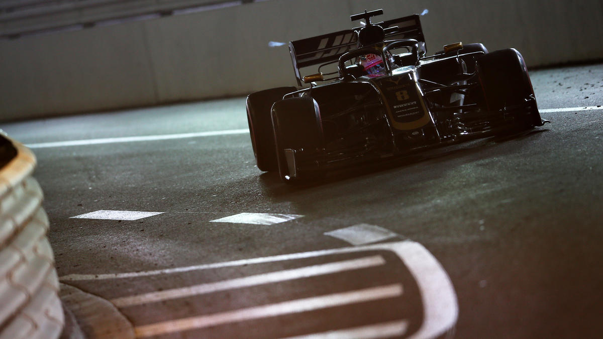 Haas-Pilot Romain Grosjean überquert die gelbe Linie beim Rausfahren Haas-Pilot Romain Grosjean überquert die gelbe Linie beim Rausfahren