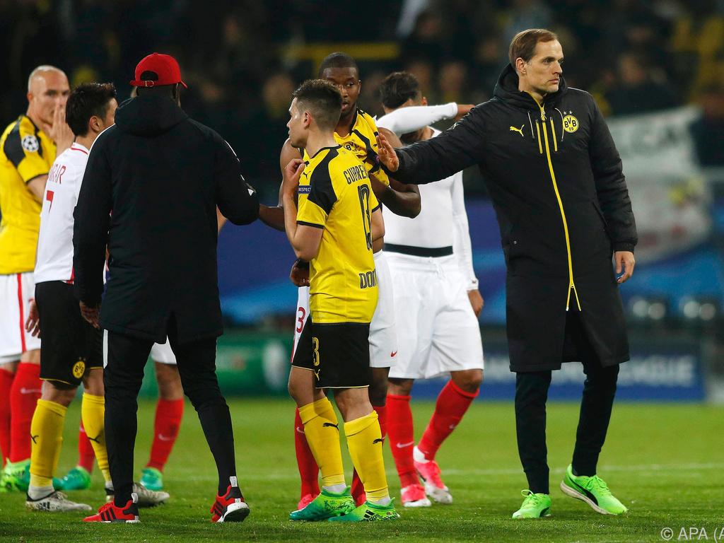 Tuchel junto a sus jugadores al término del Dortmund-Monaco (Foto: AFP)