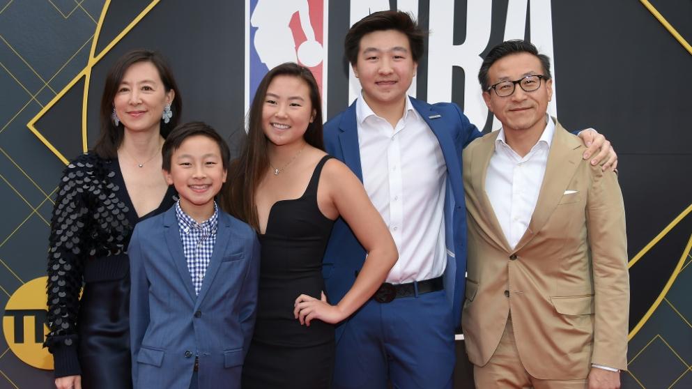 Neuer Besitzer der Brooklyn Nets: Joe Tsai (r.) Neuer Besitzer der Brooklyn Nets: Joe Tsai (r.)