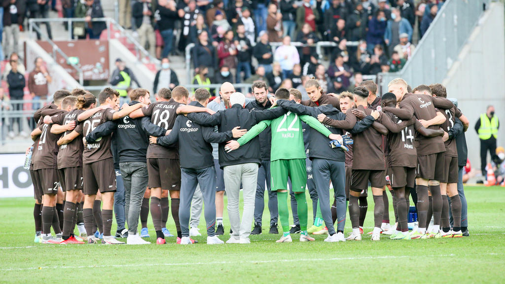 Der FC St. Pauli führt die 2. Bundesliga an Der FC St. Pauli führt die 2. Bundesliga an