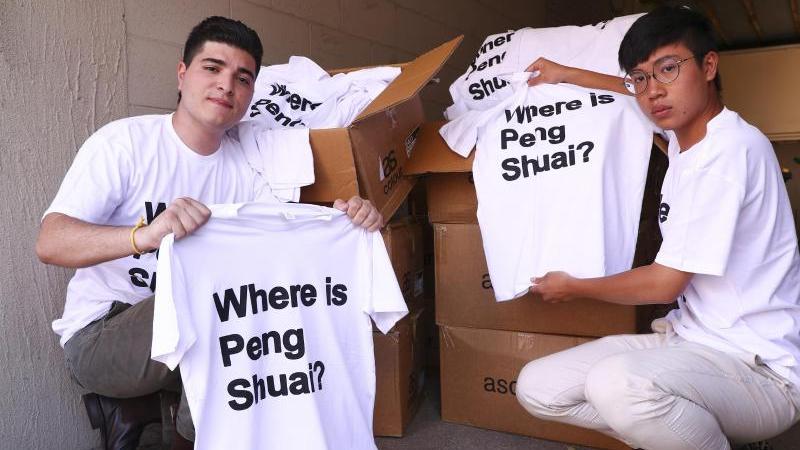 Aktivisten zeigen einige der 1.000 T-Shirts, die sie bei den Australian Open verteilten