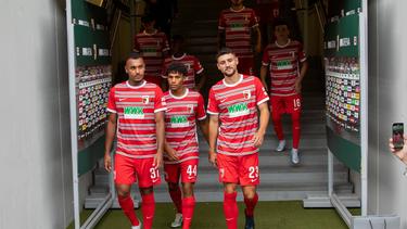 Maurice Mallone (l.) und Henri Koudossou (m.) werden vom FC Augsburg nach Österreich verliehen