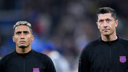 Raphinha (l.) und Robert Lewandowski (r.) sollen sich beim FC Barcelona nicht wirklich verstehen