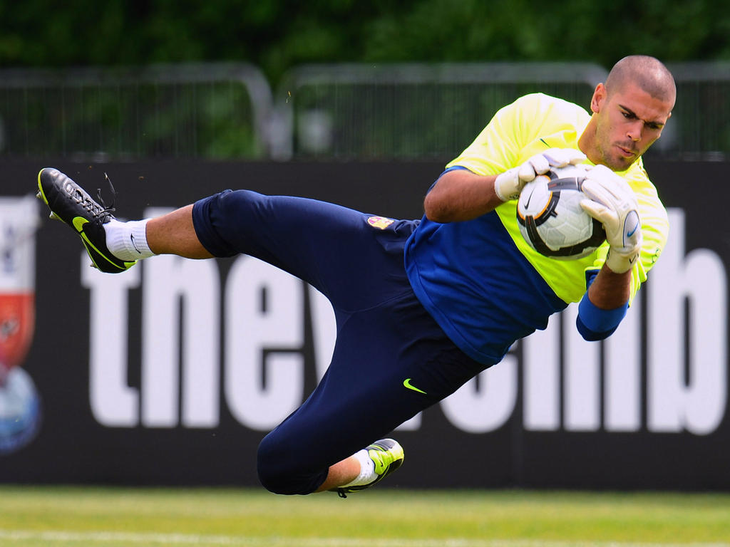 Victor Valdés, Stammkeeper des FC Barcelona, pariert im Trainig einen Schuss Victor Valdés, Stammkeeper des FC Barcelona, pariert im Trainig einen Schuss