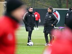 Unions neuer Trainer Nenad Bjelica (l) muss mit seinem Team nach Portugal reisen
