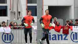 Jonas Urbig (l.) erhält weiterhin keine Einsätze beim FC Bayern, wenn Manuel Neuer fit ist