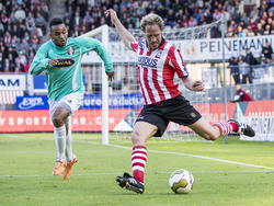 Michel Breuer (r.) schiet de bal weg tijdens Sparta Rotterdam - FC Dordrecht. (15-5-2014)
