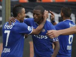 Memphis Depay (l.) knuffelt Georginio Wijnaldum (m.) na afloop van Willem II - PSV Eindhoven. (10-8-2014)