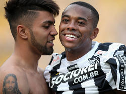 Gabiel und Robinho vom Santos FC feiern beim Auswärtsspiel gegen Palmeiras einen Treffer!