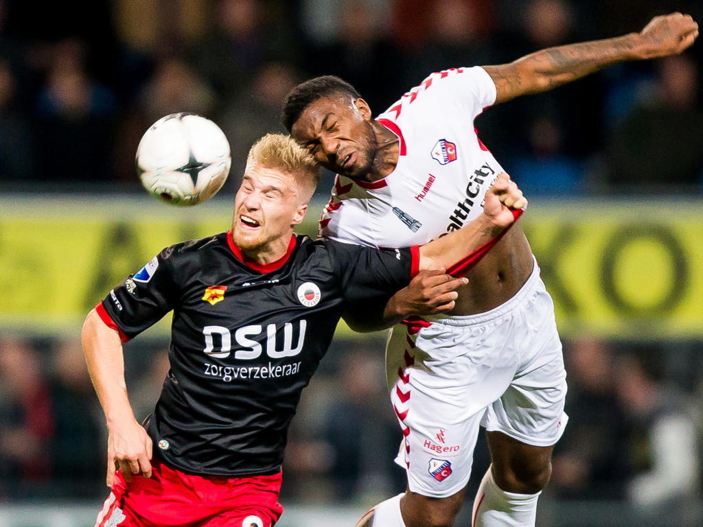 Zowel Tom van Weert (l.) als Gevero Markiet (r.) heeft zijn ogen dicht tijdens een luchtduel in de wedstrijd Excelsior - FC Utrecht. (07-10-2014)