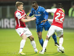 AZ-spelers Mattias Johansson (l.) en Steven Berghuis (r.) maken het Jetro Willems lastig in het eredivisieduel tegen PSV. (13-02-2015)