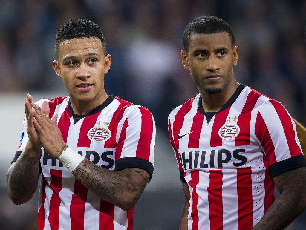 Memphis Depay (l.) en Luciano Narsingh lopen van het veld in Eindhoven na de wedstrijd PSV - PEC Zwolle. (10-04-2015)