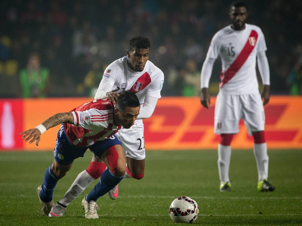 Ascues (dcha.) intenta robarle el cuero al paraguayo Lucas Barrios en la Copa América. (Foto: Imago)