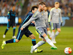 Sergio Ramos (r.) is tijdens de oefenwedstrijd Real Madrid - Manchester City niet onder de indruk van de druk die David Silva (l.) zet. (24-07-2015)