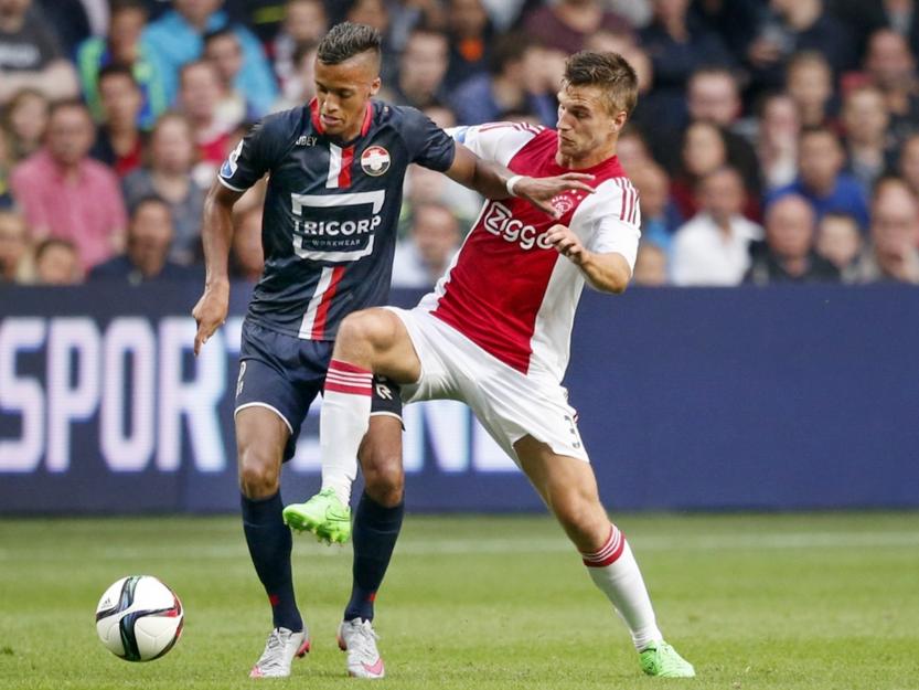 Richairo Živković (l.) probeert bij Joël Veltman (r.) weg te komen, maar slaagt daar niet in tijdens de wedstrijd Ajax - Willem II. (15-08-2015)