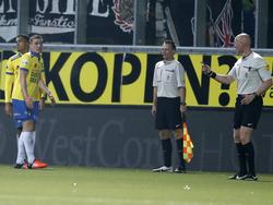 De spelers van SC Cambuur protesteren na het doelpunt van AZ-spits Vincent Janssen tijdens SC Cambuur - AZ Alkmaar. (17-10-2015)