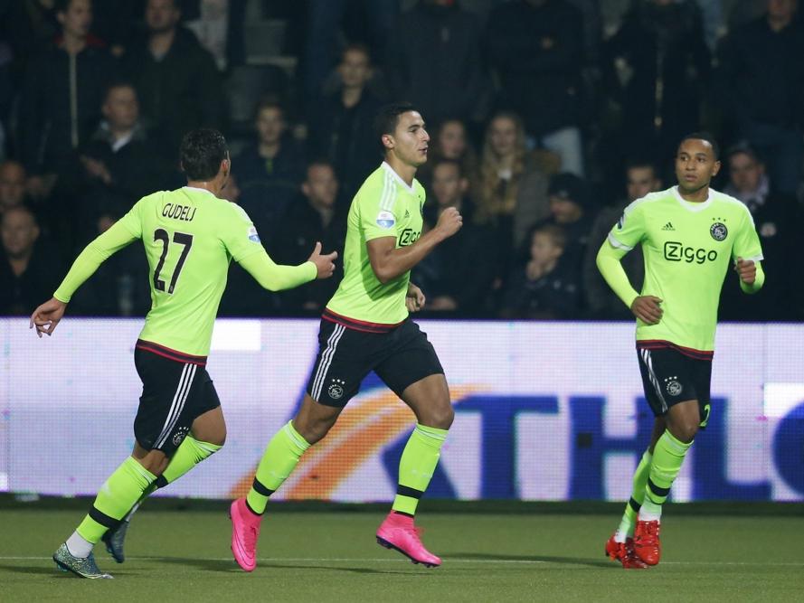 Anwar El Ghazi (m.) krijgt na het scoren van de 0-1 de felicitaties van zijn ploeggenoten tijdens het competitieduel Heracles Almelo - Ajax. (17-10-2015)