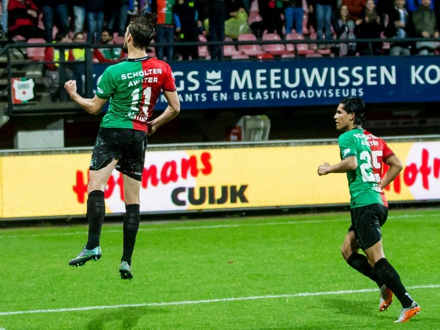 Christian Santos (l.) viert de 1-0 tijdens het competitieduel NEC Nijmegen - De Graafschap. (07-11-2015)