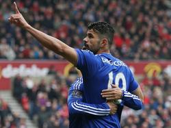 Diego Costa scoort en viert zijn doelpunt. De spits van Chelsea tekent voor de 0-1 op bezoek bij Sunderland. (07-05-2016)