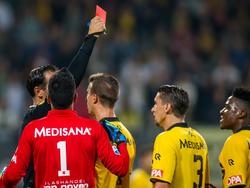 Bas Nijhuis deelt een rode kaart uit tijdens het competitieduel van Roda JC Kerkrade met sc Heerenveen. (17-09-2016)