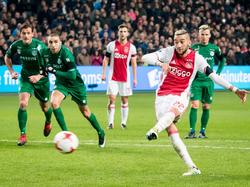 Hakim Ziyech benut namens Ajax een strafschop tegen FC Groningen. (04-12-2016)