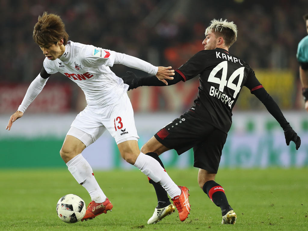 Bayers Kevin Kamplm (r.) musste gegen den 1. FC Köln verletzt vom Feld