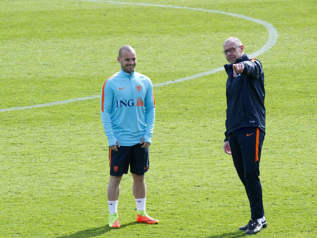 Wesley Sneijder (l.) en assistent-trainer Fred Grim (r.) kunnen lachen tijdens de training van Oranje (21-03-2017).