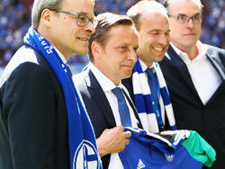 Horst Heldt (2.v.l.) schwärmt von seinem Ex-Klub Schalke 04