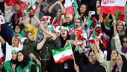 Frauen durften im Iran erstmals ins Fußball-Stadion