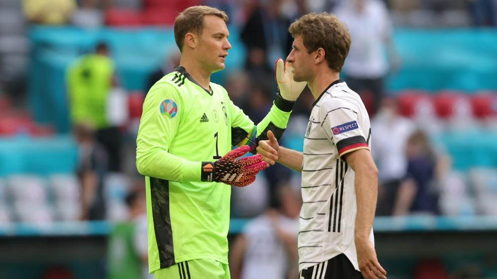 Manuel Neuer und Thomas Müller werden geehrt Manuel Neuer und Thomas Müller werden geehrt