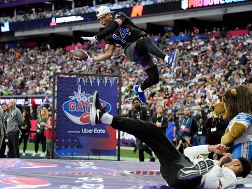 NFL-Profi Amon-Ra St. Brown (oben) fängt beim NFL-Pro-Bowl spektakulär einen Ball