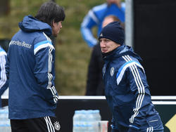 Jogi Löw (l.) hat Bastian Schweinsteiger den Rücken gestärkt
